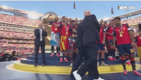 Khoảnh khắc ông Trump đích thân trao cúp vô địch World Cup cho Tây Ban Nha