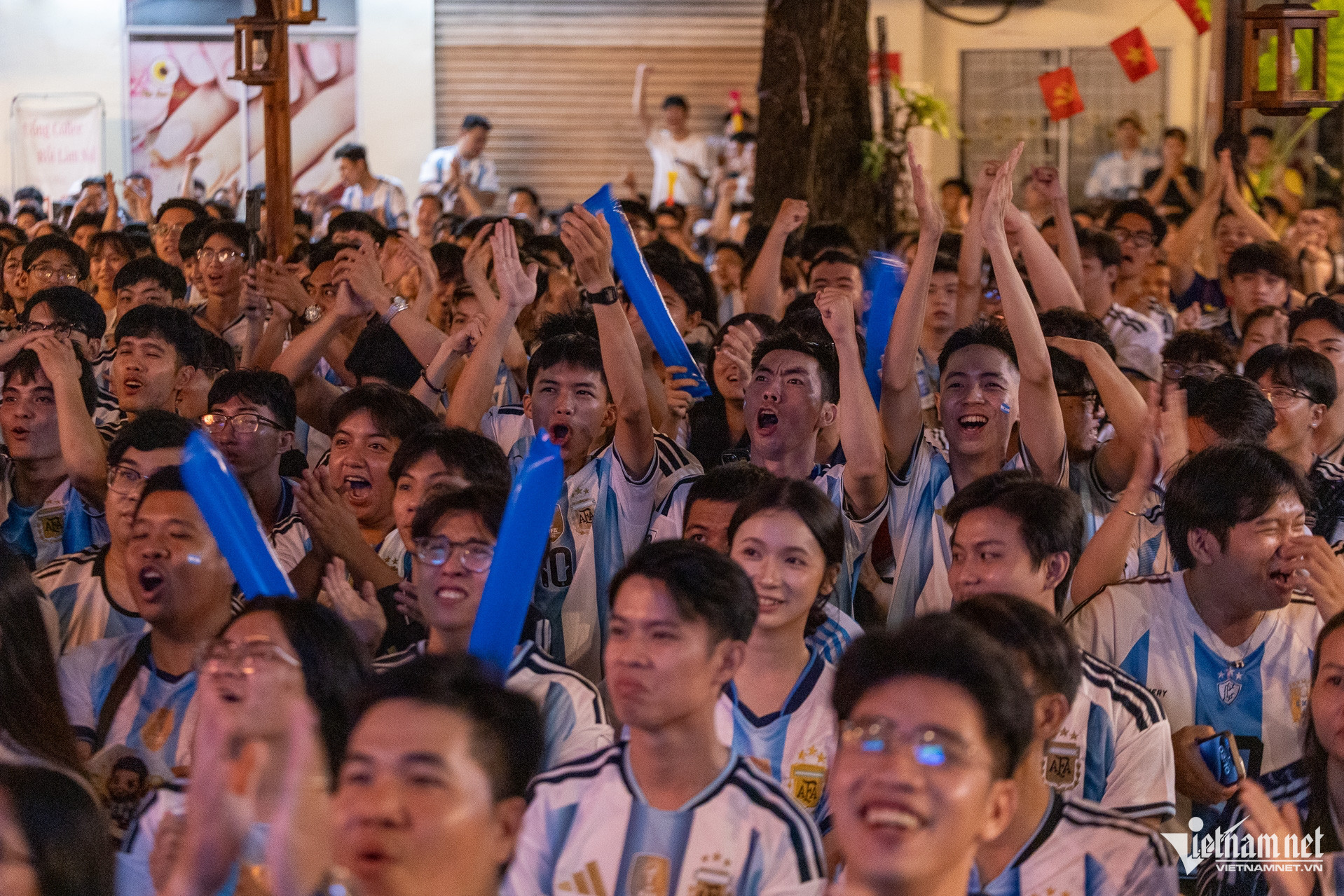 W-Người dân xem chung kết worldcup Tuấn Hùng 25.jpg