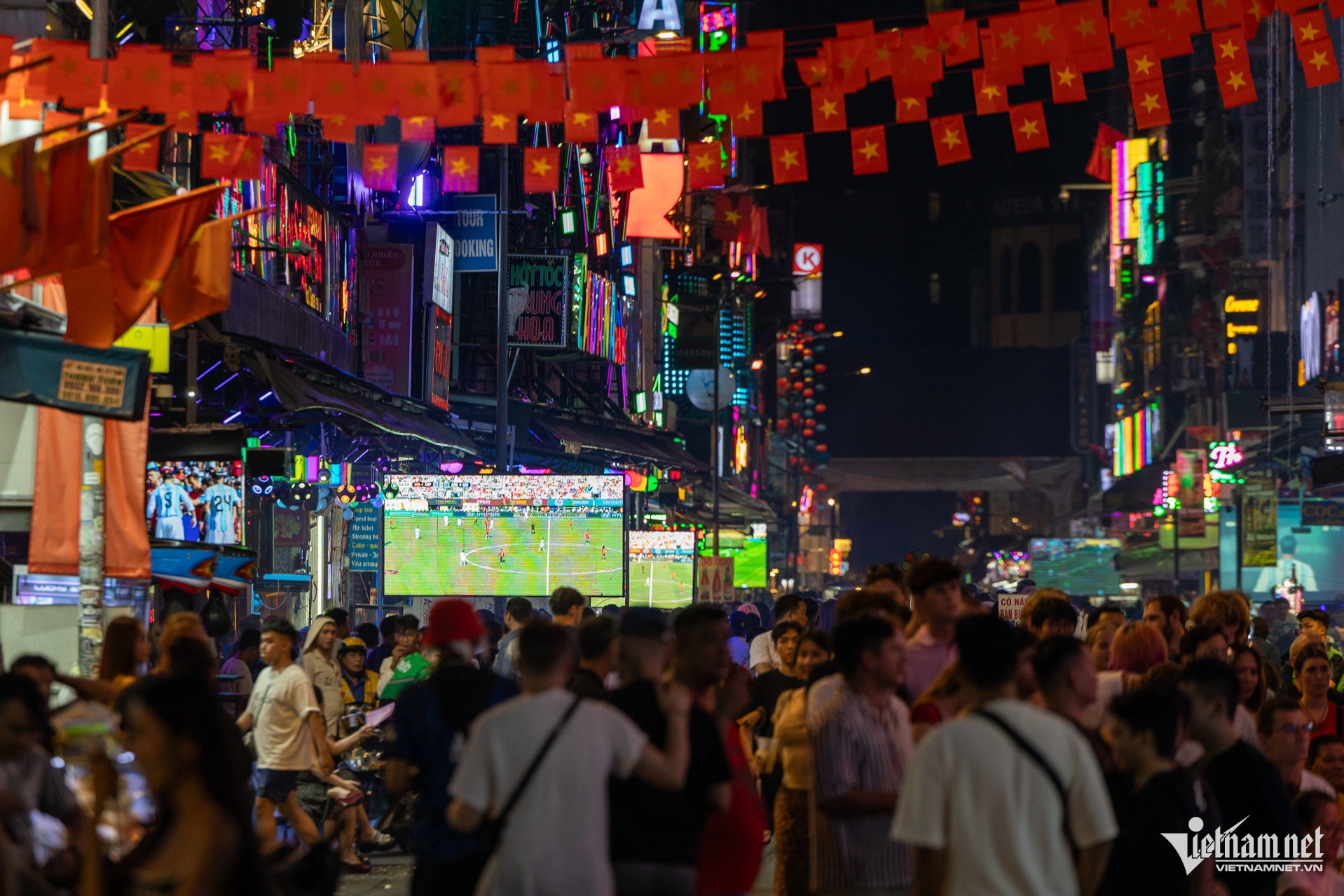 W-Người dân xem chung kết worldcup Tuấn Hùng 55.jpg