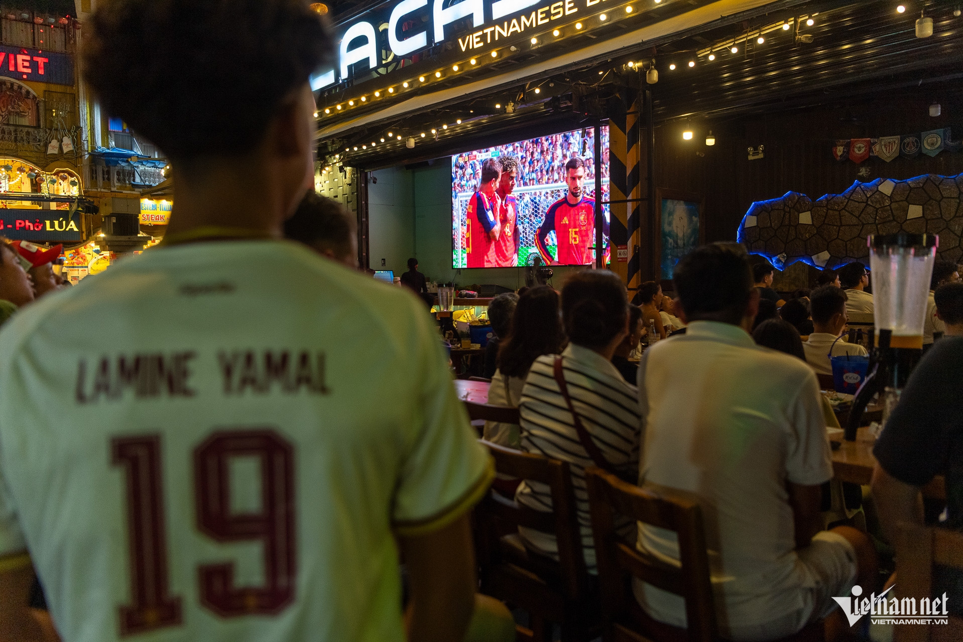 https://static-images.vnncdn.net/vps_images_publish/000001/000003/2026/7/20/w-nguoi-dan-xem-chung-ket-worldcup-tuan-hung-57-650.jpg