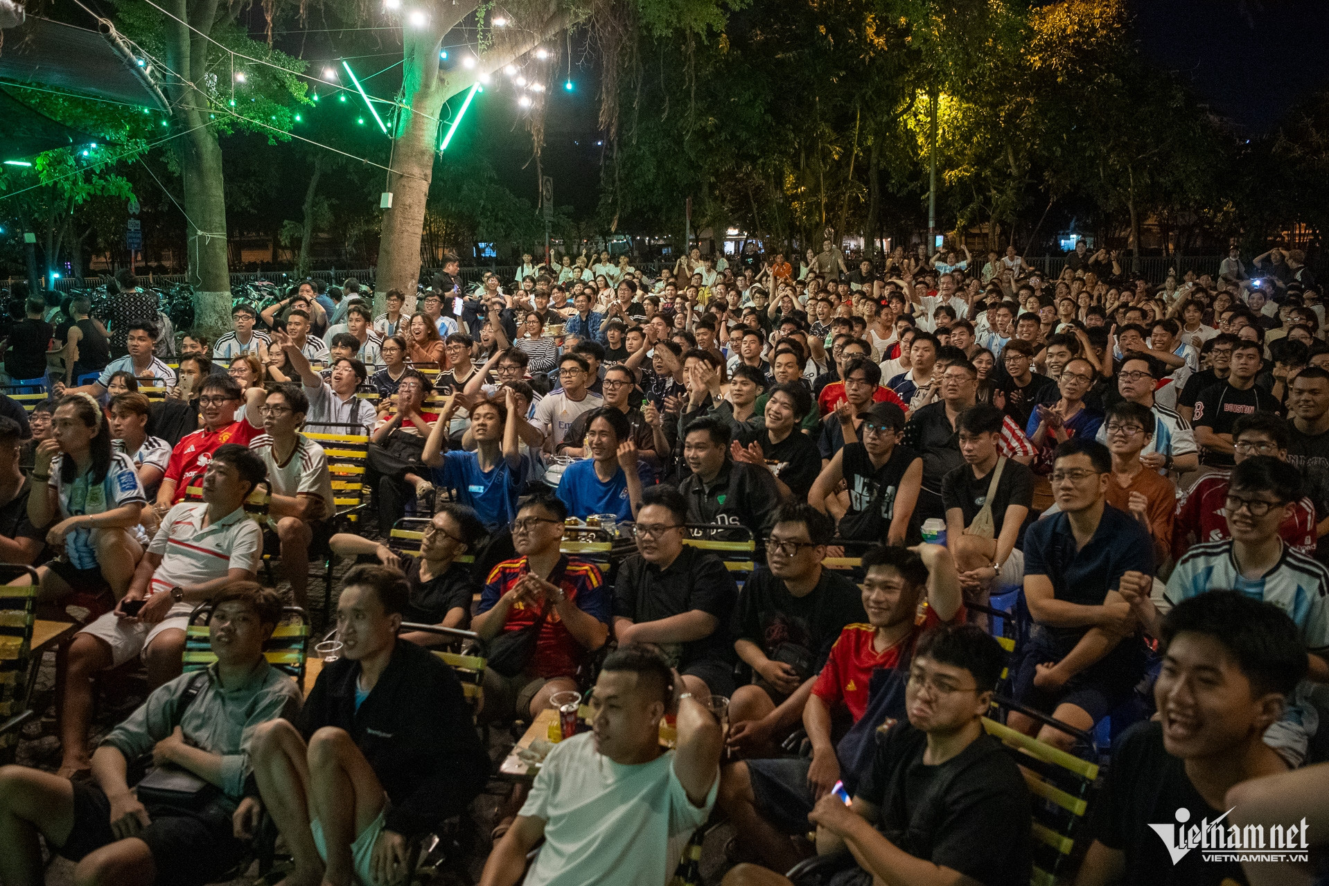 W-Người dân xem chung kết worldcup Tuấn Hùng 66.jpg