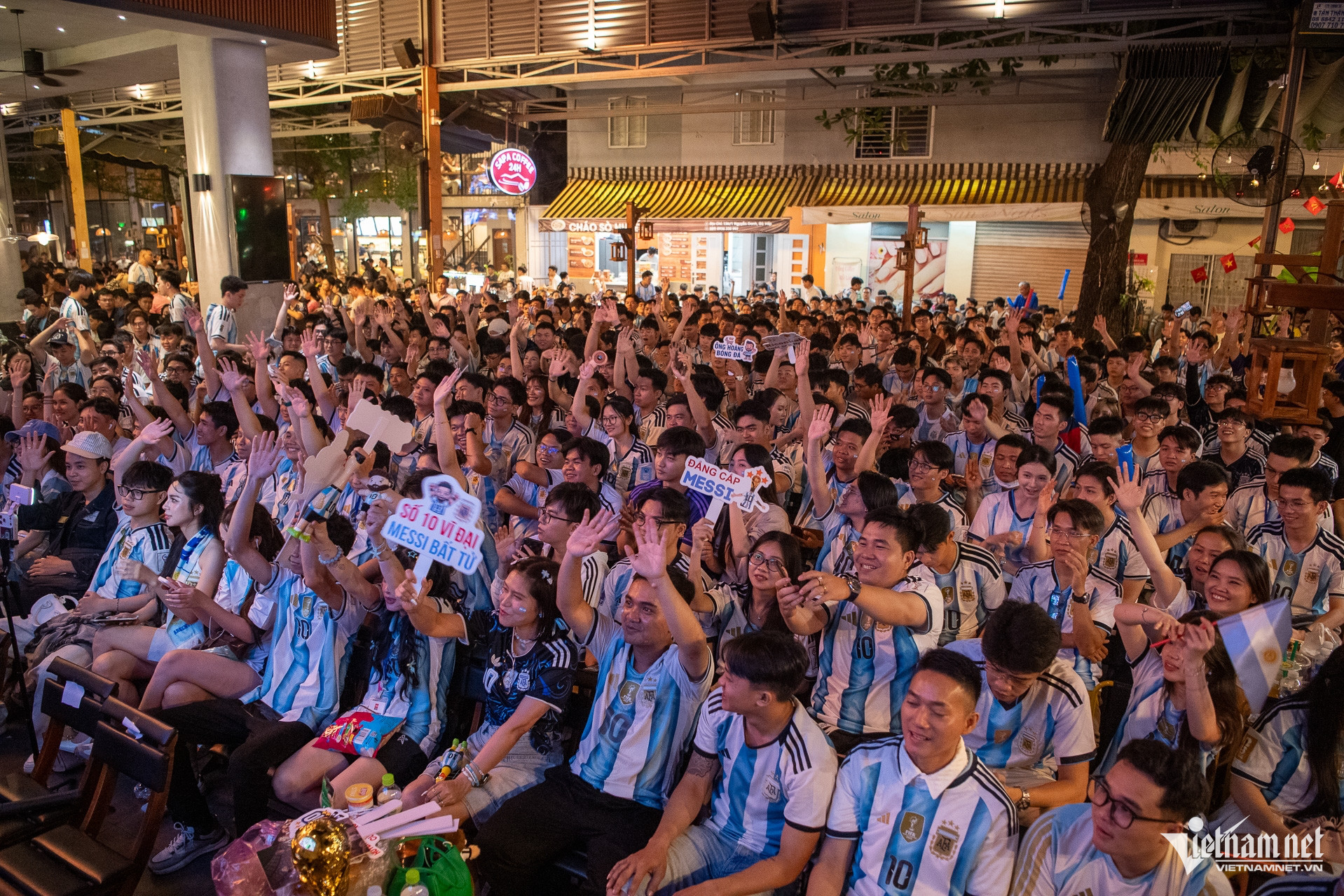 W-Người dân xem chung kết worldcup  Tuấn Hùng 8.jpg