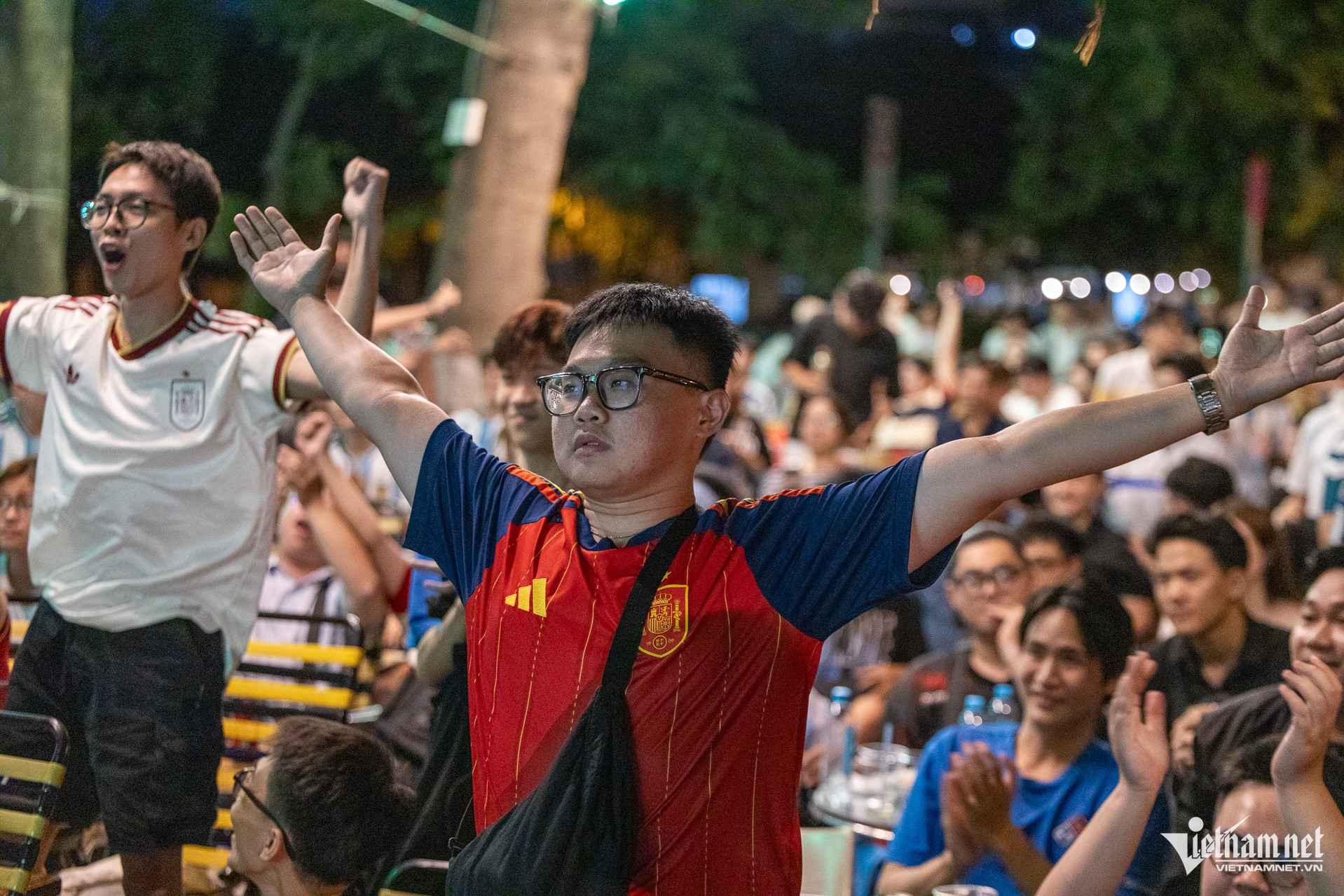 W-Người dân xem chung kết worldcup  Tuấn Hùng 82.jpg