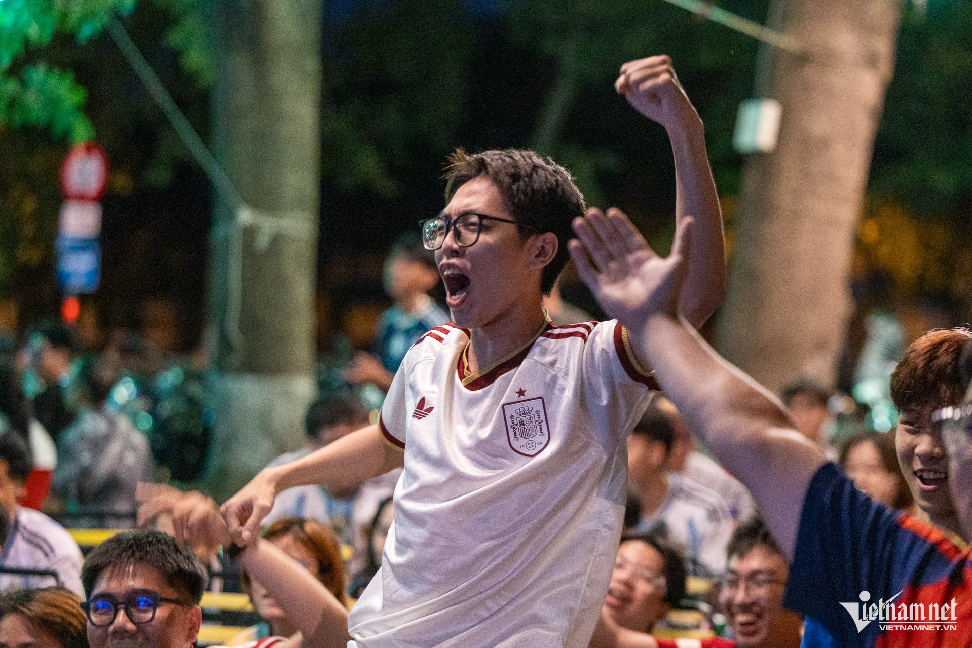 W-Người dân xem chung kết worldcup Tuấn Hùng 83.jpg