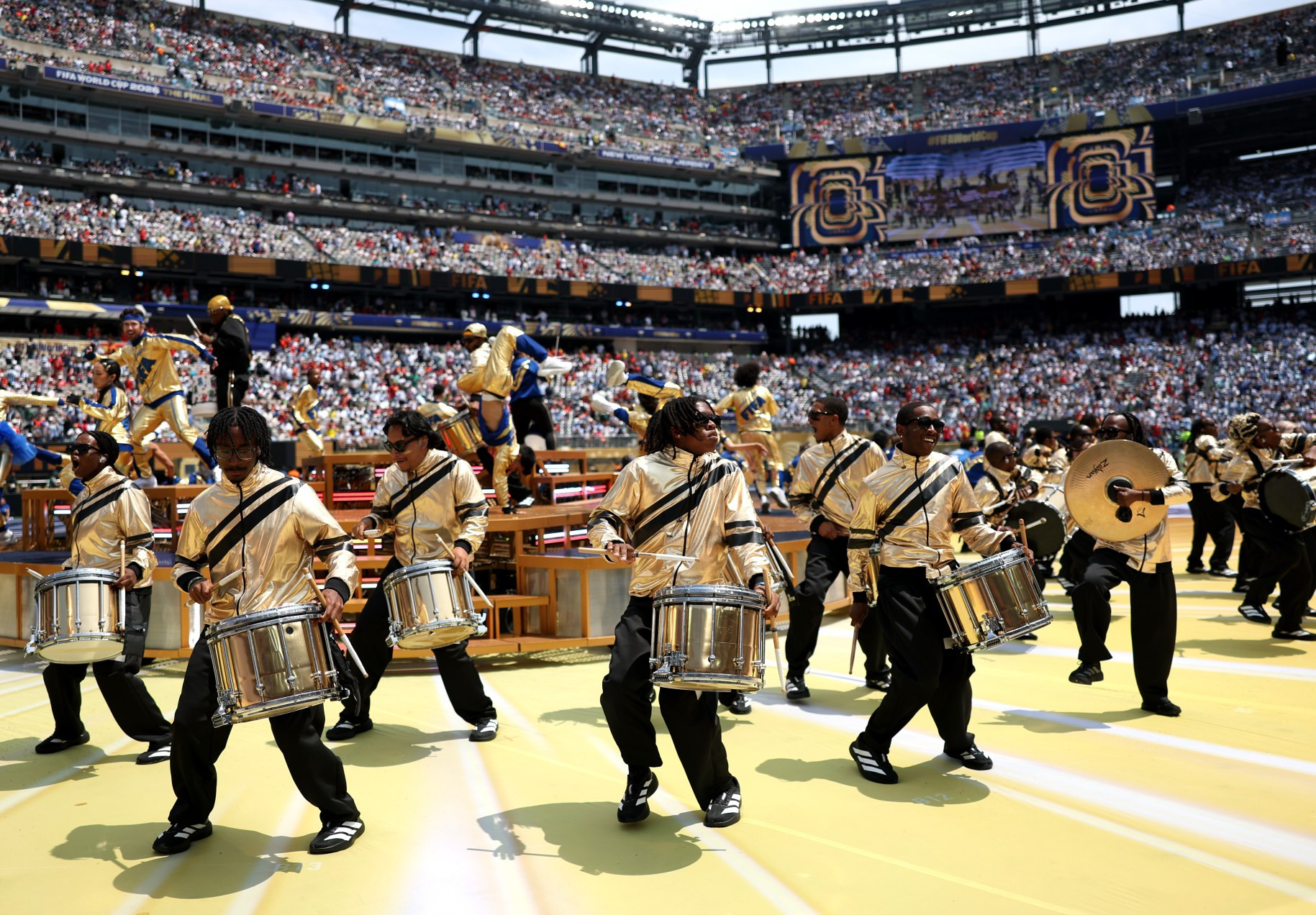 www_thesun_co_uk performers perform closing ceremony fifa 1096375347 (2).jpg