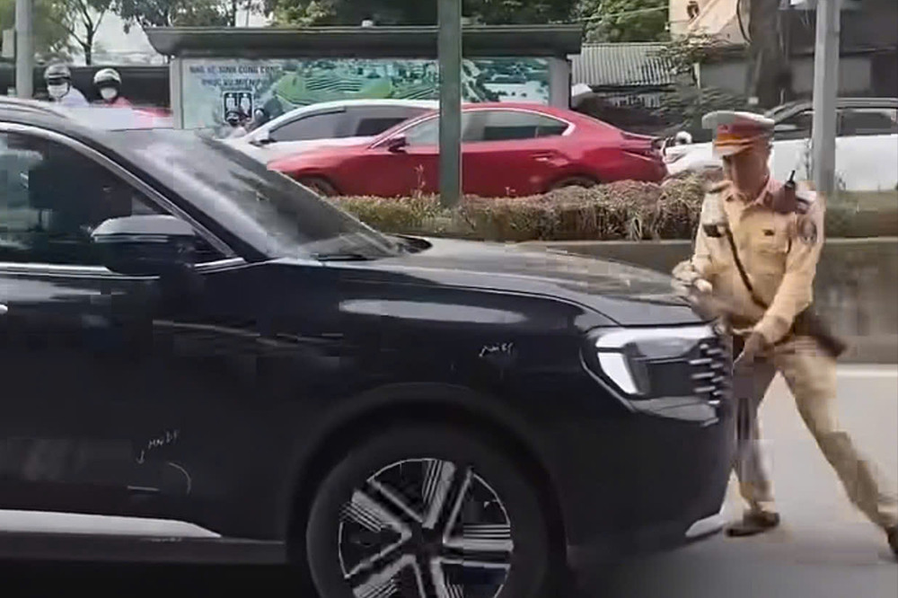 Danh tính tài xế ô tô ủn CSGT để bỏ chạy ở Hà Nội