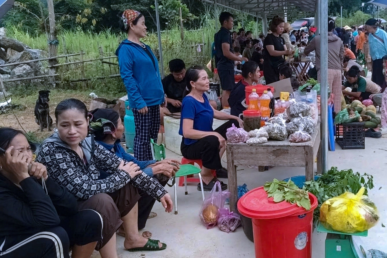 Chợ phiên Tam Văn chiều thứ Năm: Nơi 'cây nhà lá vườn' tạo sinh kế bền vững