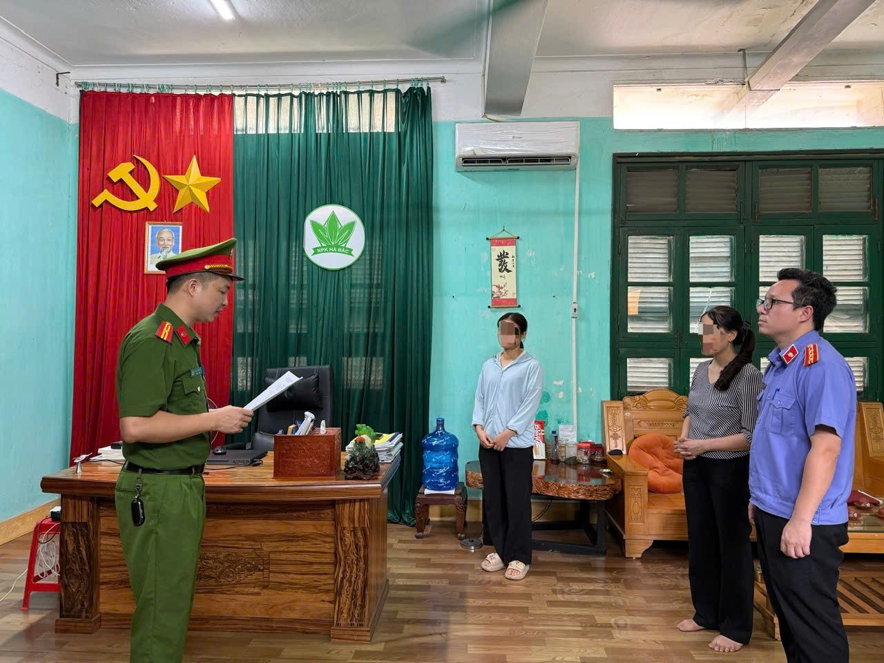 Cơ quan điều tra tiến hành khám xét nơi làm việc của bị can.jpg