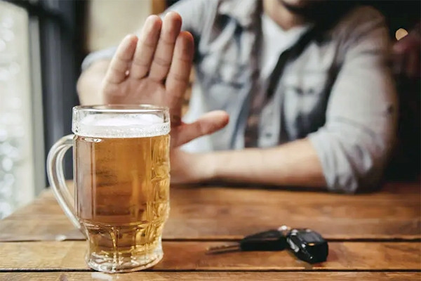 Đột nhiên thấy bia không ngon, người đàn ông phát hiện mắc ung thư máu