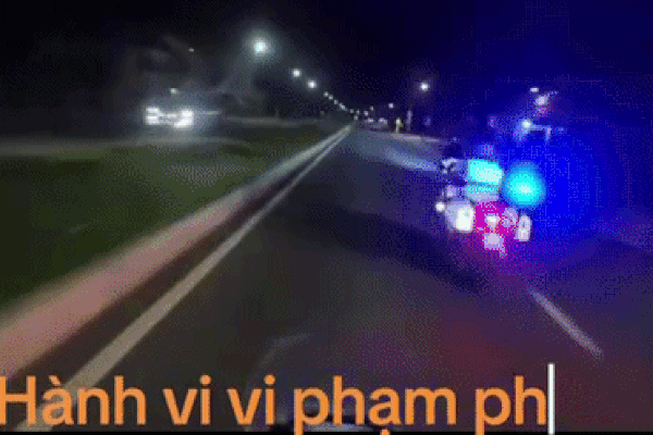 Hàng chục thanh niên nẹt pô, chạy tốc độ cao náo loạn đường phố, bị CSGT chặn bắt
