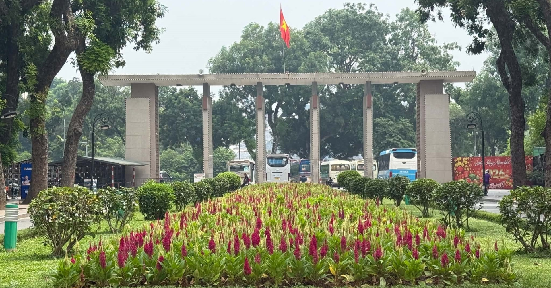 Hiện trạng cổng công viên Thống Nhất ở Hà Nội chuẩn bị &amp;apos;lột xác&amp;apos;
