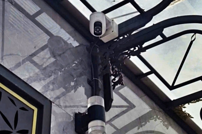 Lắp camera chăm mẹ, con gái phát hiện bà rút phích cắm, nói lời đau lòng