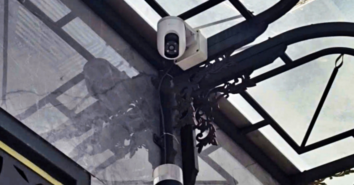 Lắp camera chăm mẹ, con gái phát hiện bà rút phích cắm, nói lời đau lòng