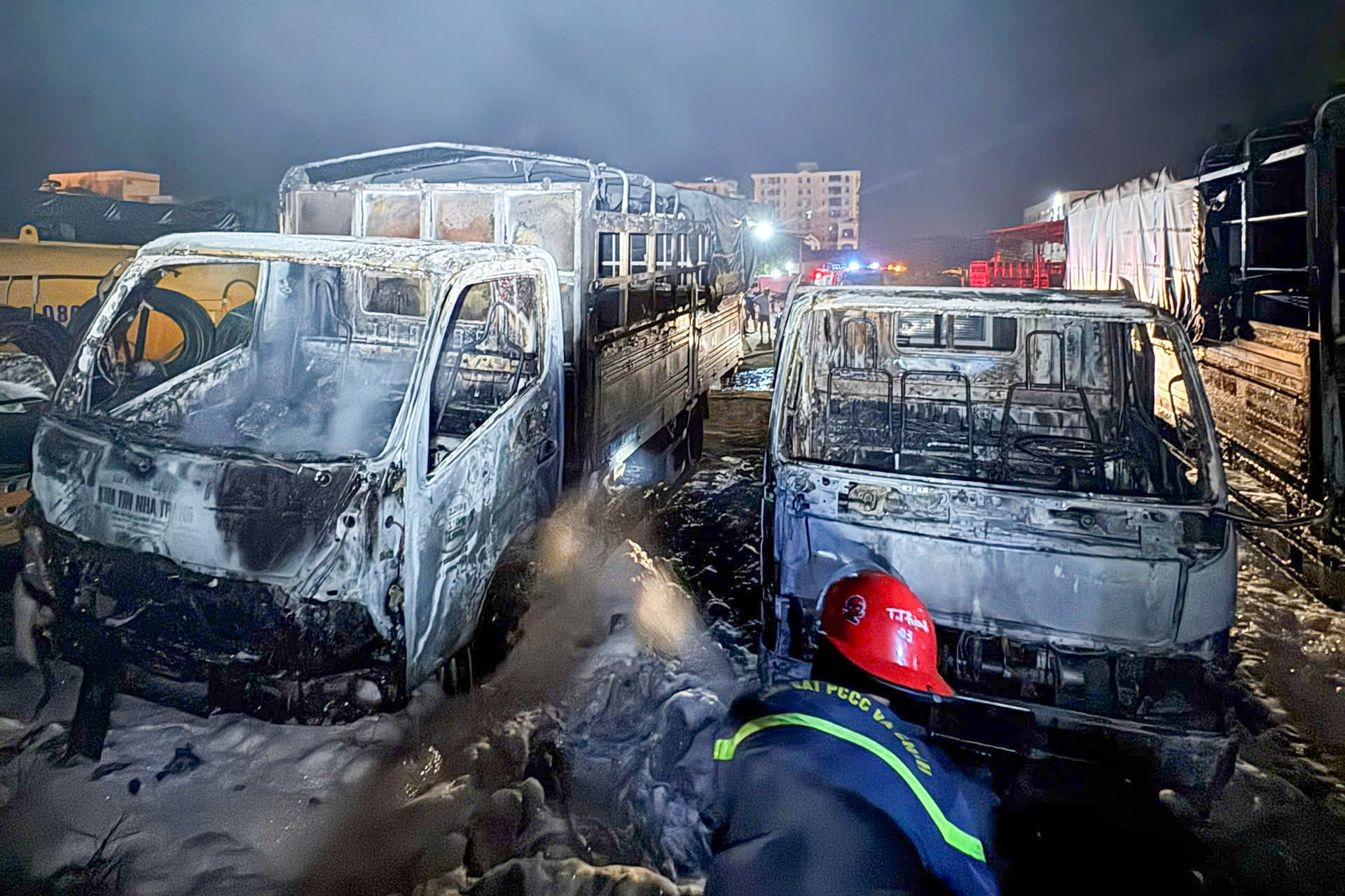 Lửa bùng phát thiêu rụi loạt ô tô, xe khách cháy trơ khung
