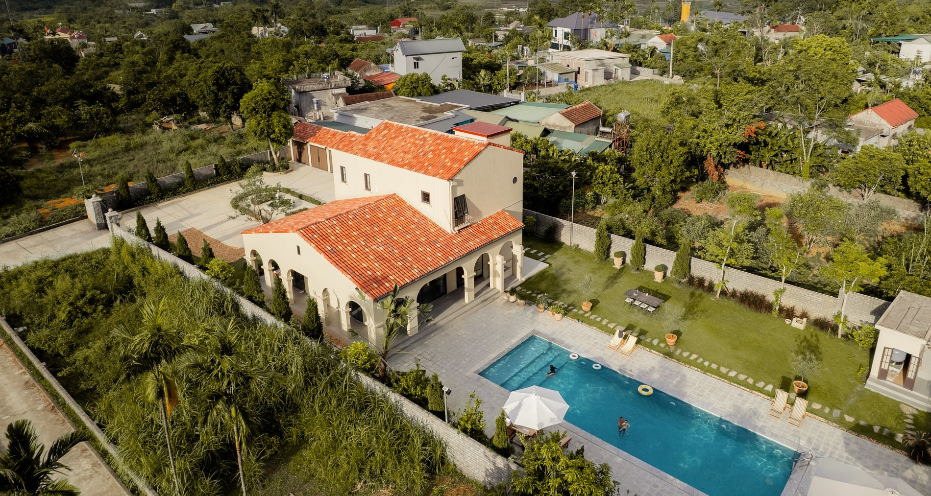 Mua 2.000m2 đất ngập trũng, nữ giám đốc Hà Nội dựng chốn nghỉ đẹp như trời Tây