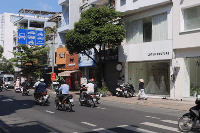 Người dân tiếc nuối trước cảnh đìu hiu của phố váy cưới nổi tiếng ở TPHCM