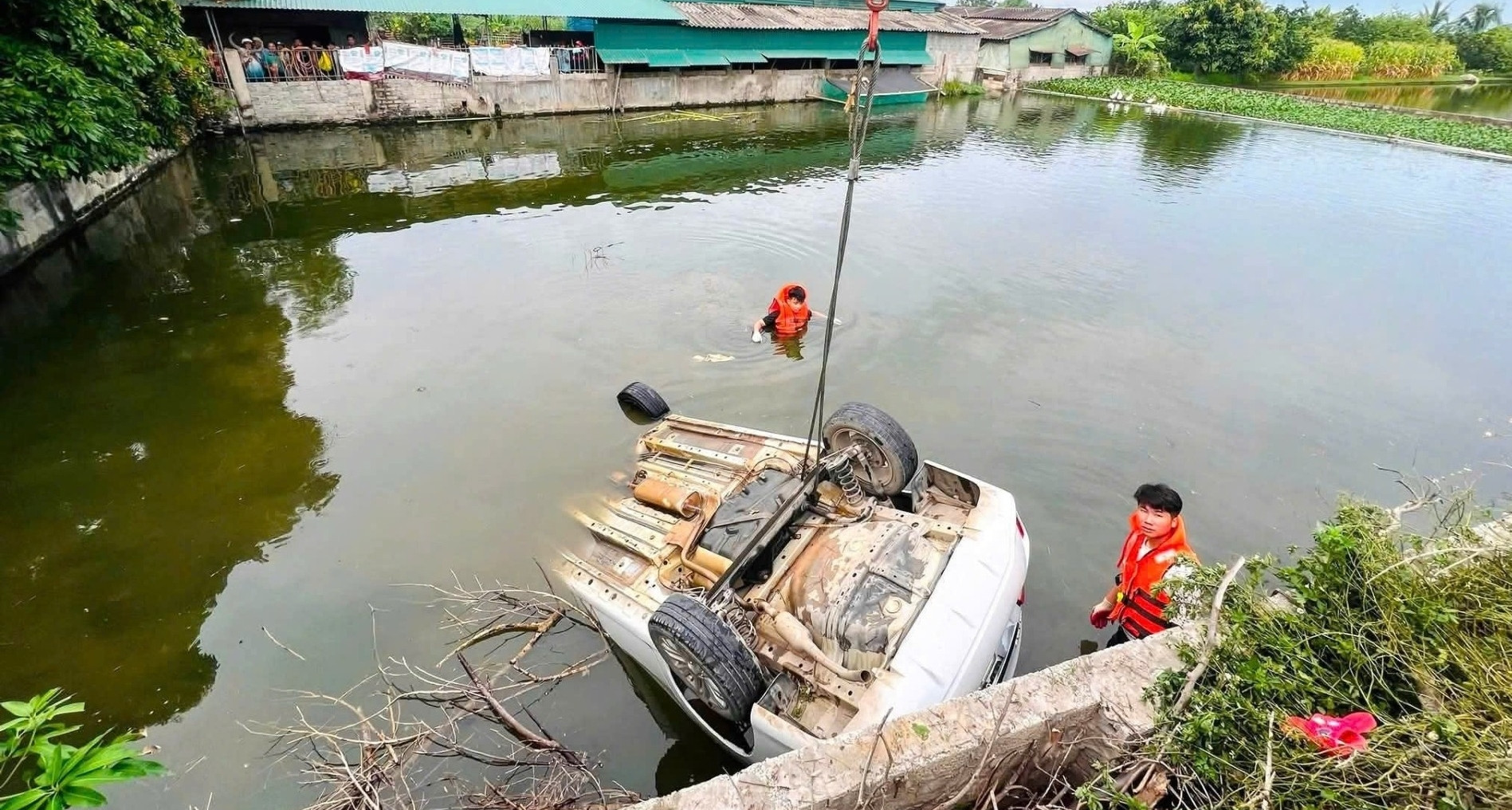 Ô tô lao xuống ao, một người đàn ông mắc kẹt, tử vong