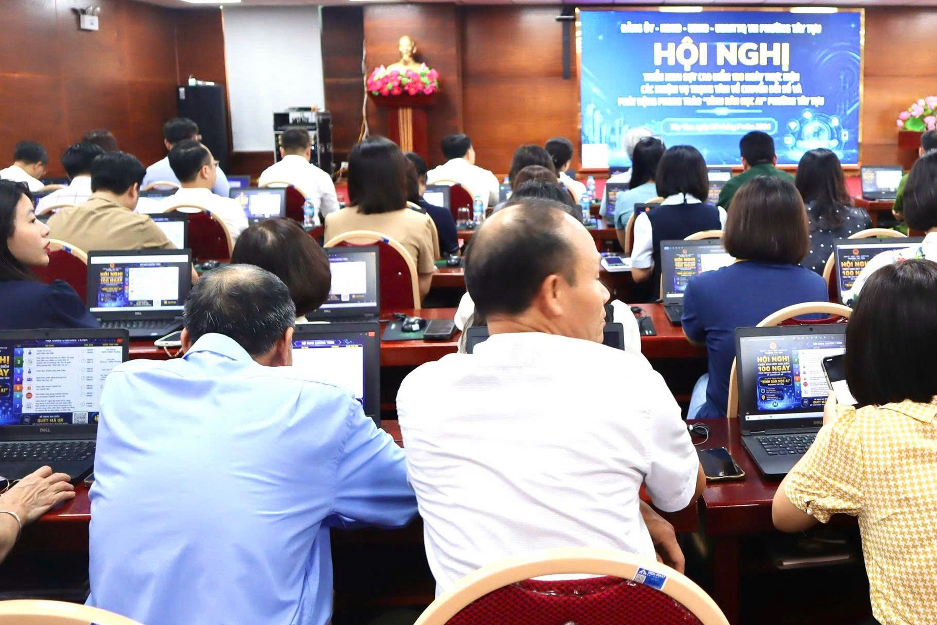 Phổ cập kỹ năng số và kỹ năng an toàn trên mạng cho người dân toàn phường