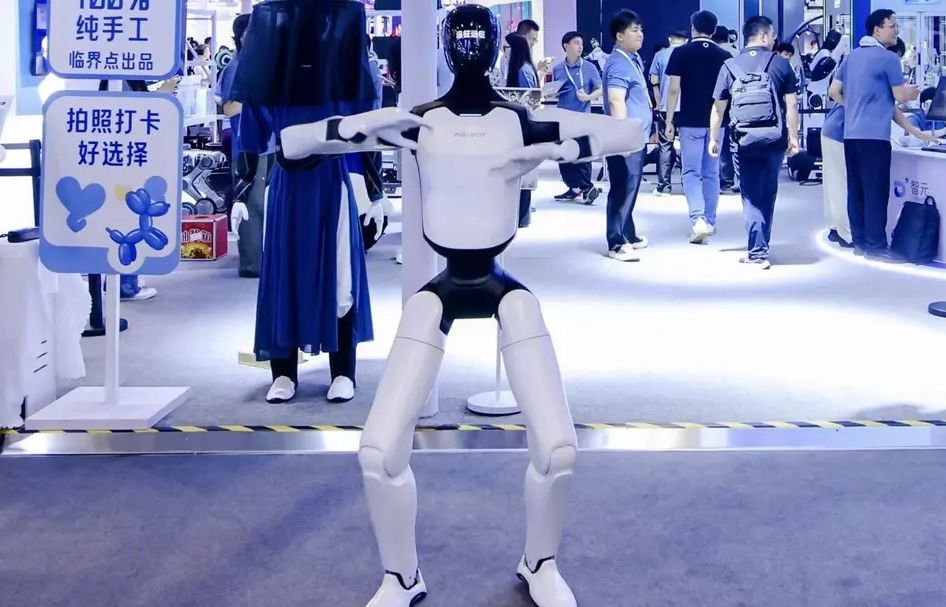 Robot hình người Trung Quốc cao 1m74, vận hành 8 tiếng liên tục