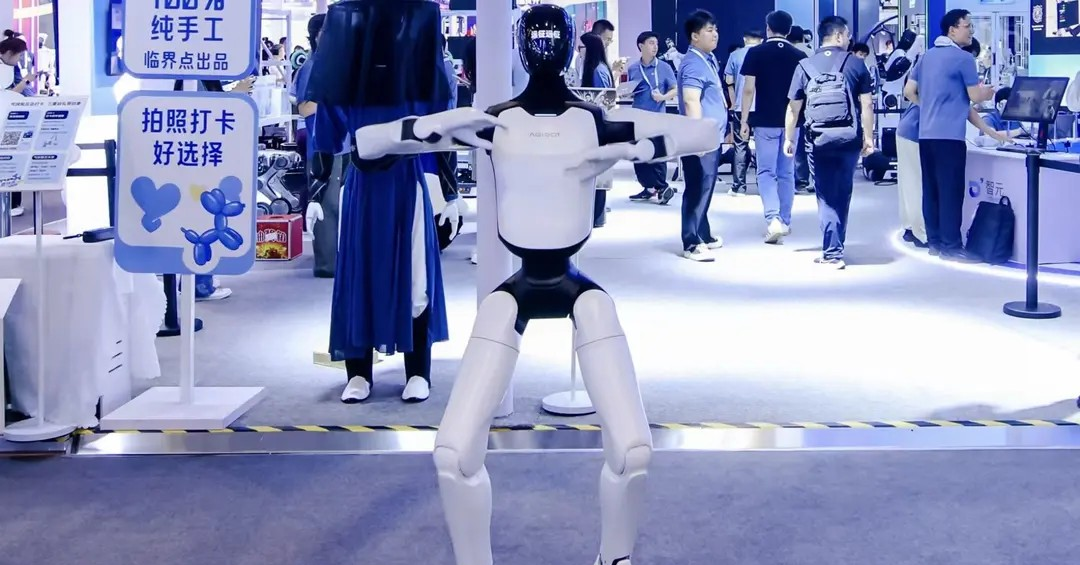 Robot hình người Trung Quốc cao 1m74, vận hành 8 tiếng liên tục