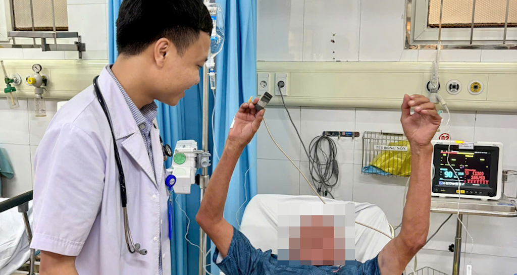 Tận dụng từng phút cấp cứu người đàn ông đột quỵ, 1 giờ sau hết liệt nửa người