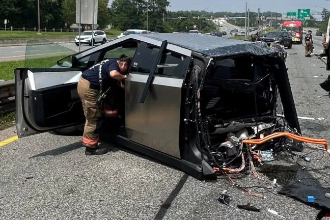 Xe tải mất lái gây tai nạn liên hoàn, Tesla Cybertruck bị 'xé đôi'