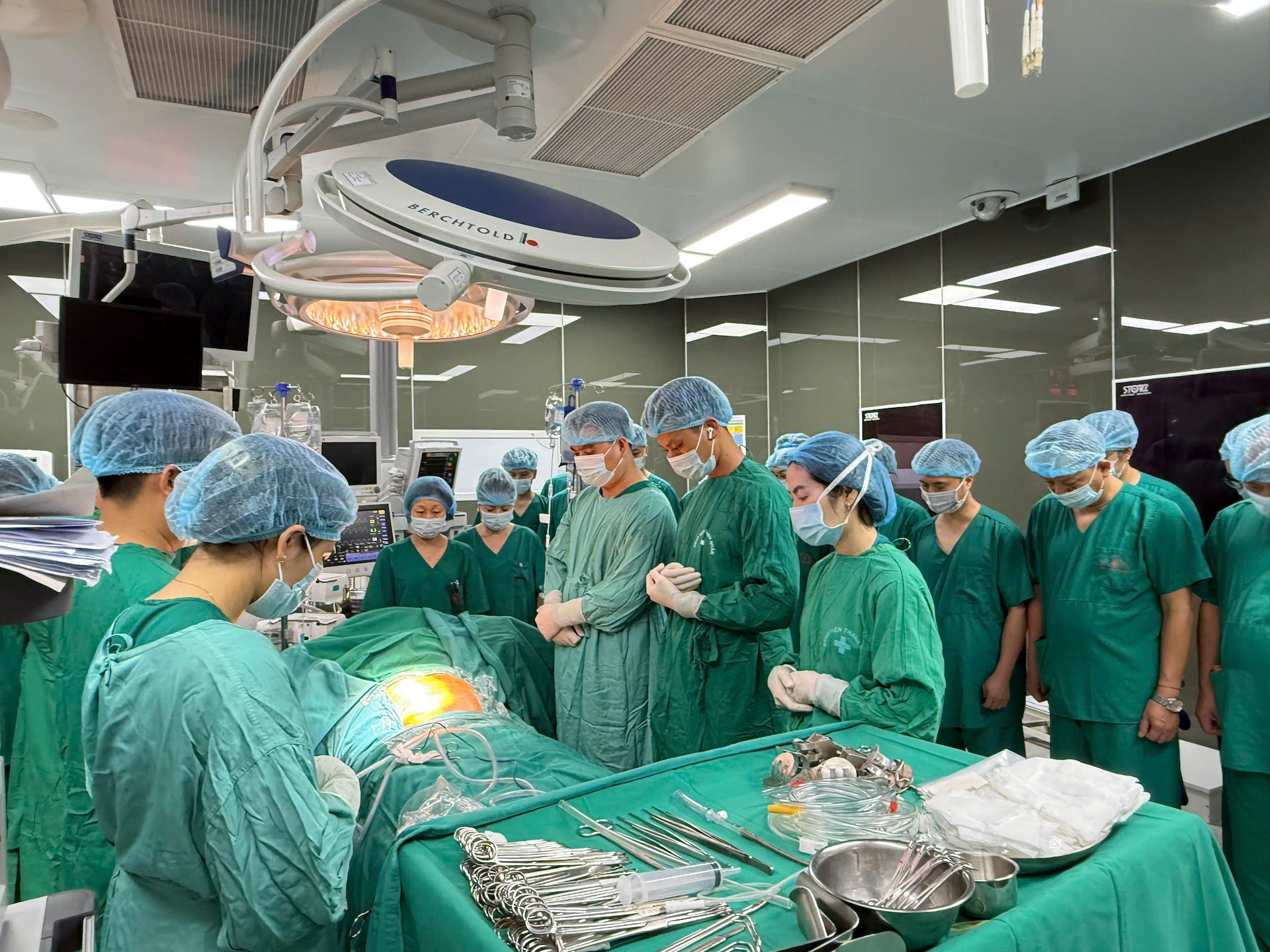 Hàng chục y bác sĩ cúi đầu tri ân người đàn ông ở Hà Nội hiến tạng