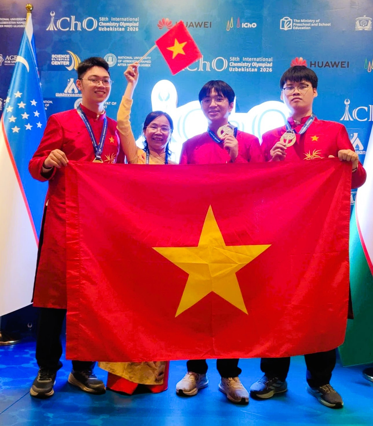 Lớp có 3 học sinh Huy chương Vàng Amsterdam.jpg