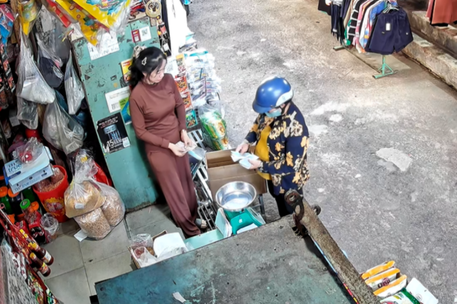 Mẹ mất đã 2 năm, khách hàng vẫn tìm đến trả món nợ cũ khiến con gái nghẹn ngào