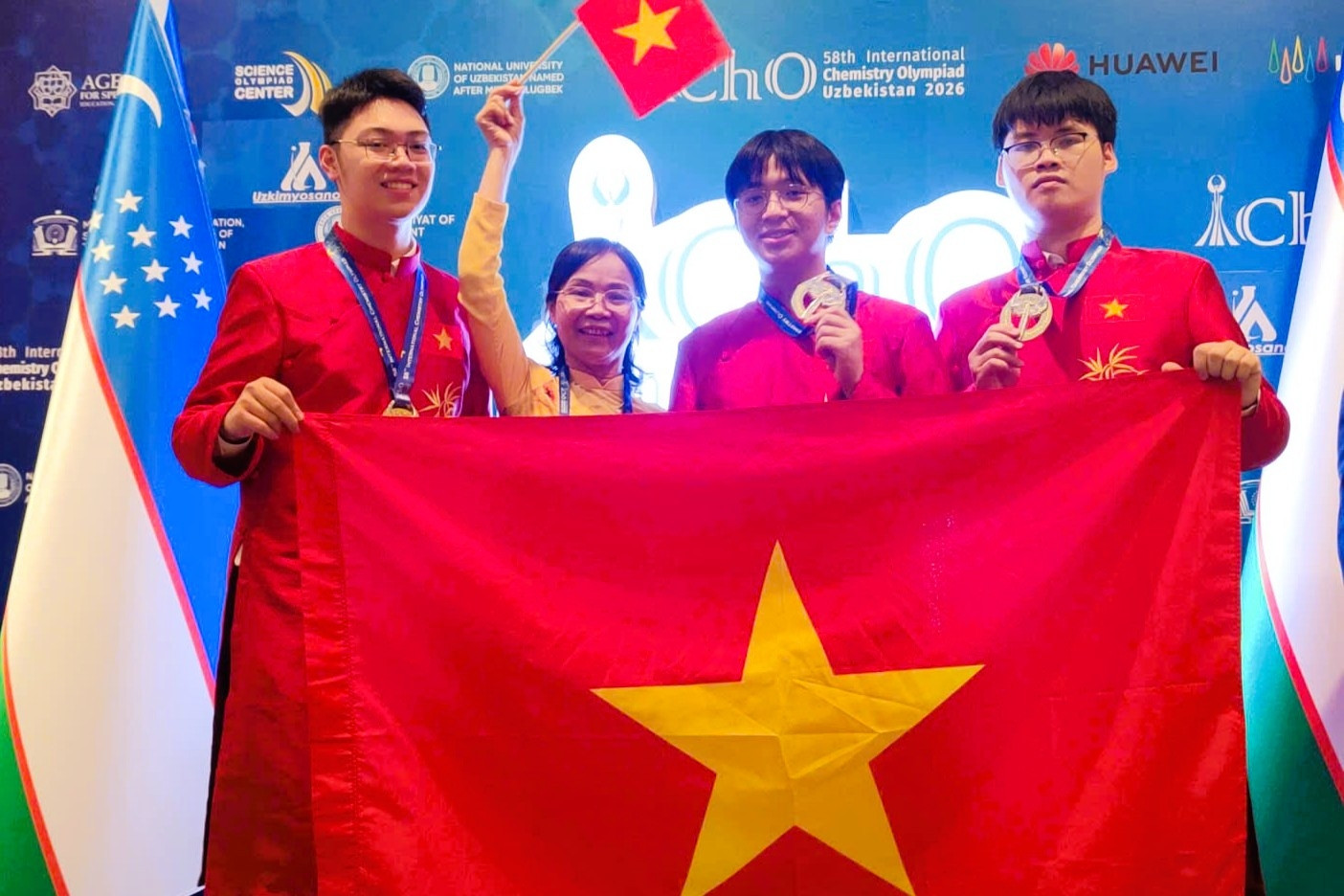 Một lớp có 3 học sinh cùng giành Huy chương Vàng Olympic quốc tế