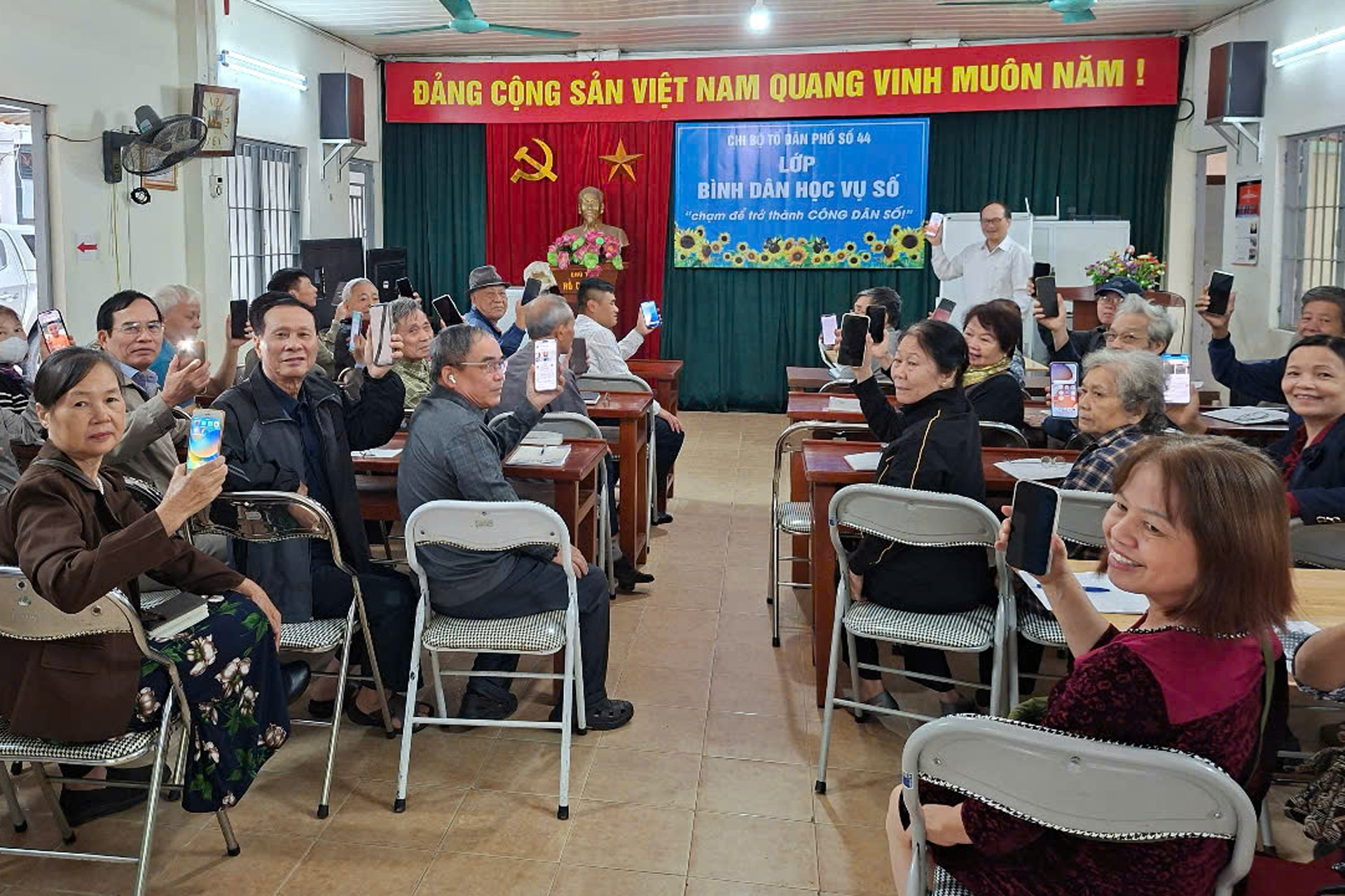 Nâng cao hiệu quả tuyên truyền, kết nối người dân với “Thôn, tổ dân phố số”
