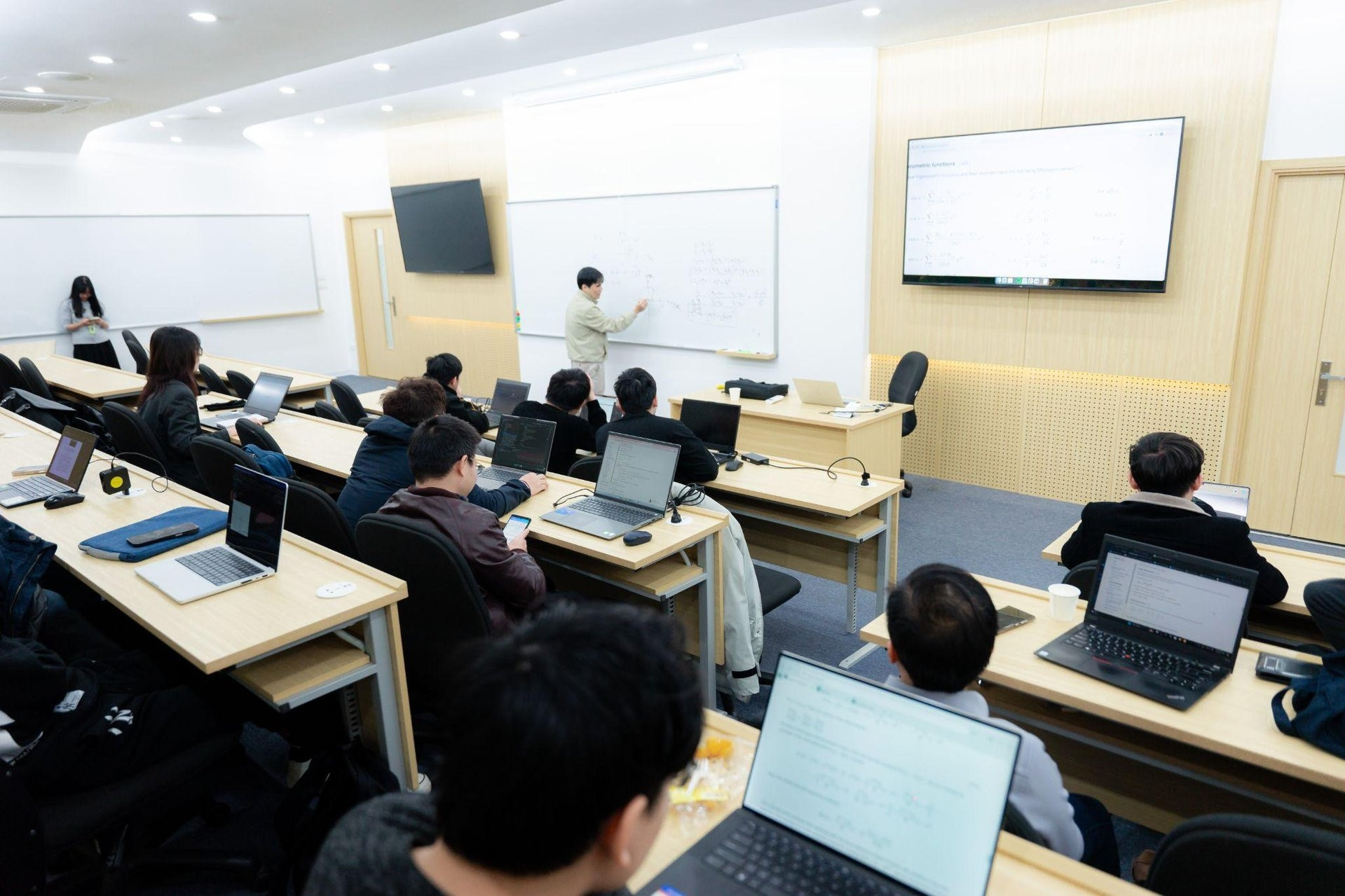 Nghịch lý ngành IT: Doanh nghiệp ‘khát’ nhân lực, cử nhân chật vật tìm việc làm