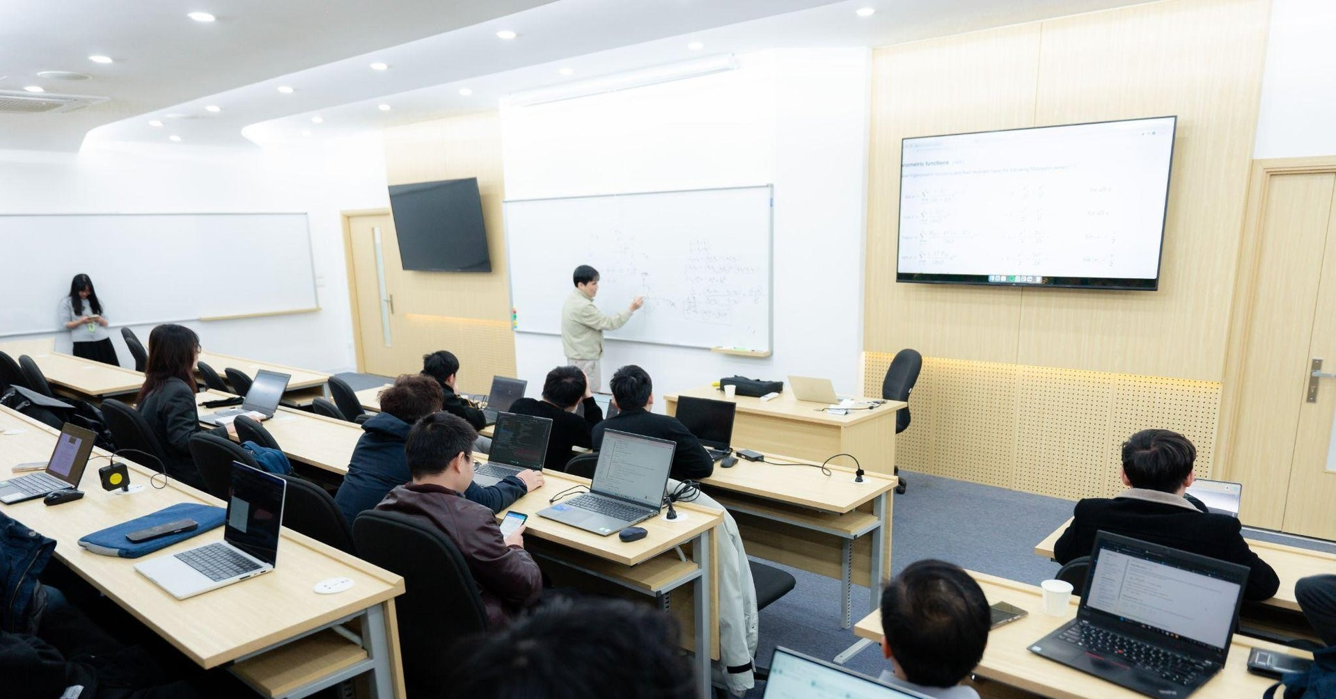 Nghịch lý ngành IT: Doanh nghiệp ‘khát’ nhân lực, cử nhân chật vật tìm việc làm