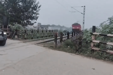 Phớt lờ tàu hỏa đang đến, nhiều tài xế vẫn cố lái xe băng qua đường sắt