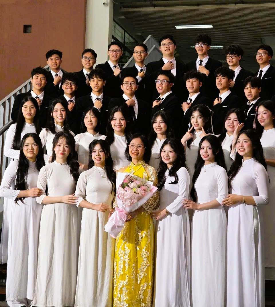 tập thể lớp 12 Hóa 1.jpg