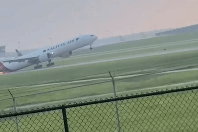 Thót tim cảnh máy bay Boeing 777 cọ đuôi xuống đường băng, tia lửa bắn tung tóe