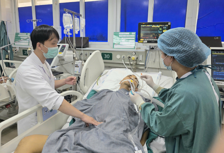 2 người đàn ông được cứu nhờ điều phối khẩn thuốc từ nước ngoài về Việt Nam