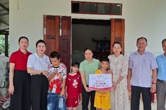 Trao hơn 29 triệu đồng tới gia đình chị Hồ Thị Diệu ở Quảng Trị