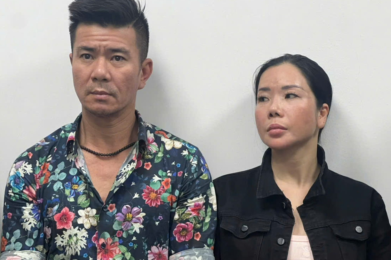 Vợ cựu Viện trưởng nhận hối lộ của ‘bà trùm’ và tin nhắn: ‘Còn thiếu 4 tờ nhé’