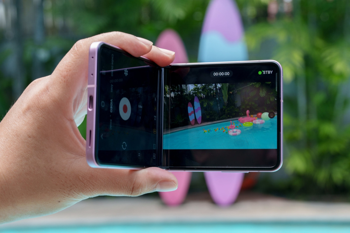 صور حقيقية لهواتف Galaxy Z Fold 8 Ultra و Z Fold 8 و Z Flip 8 في فيتنام. 8 Zflip4.JPG