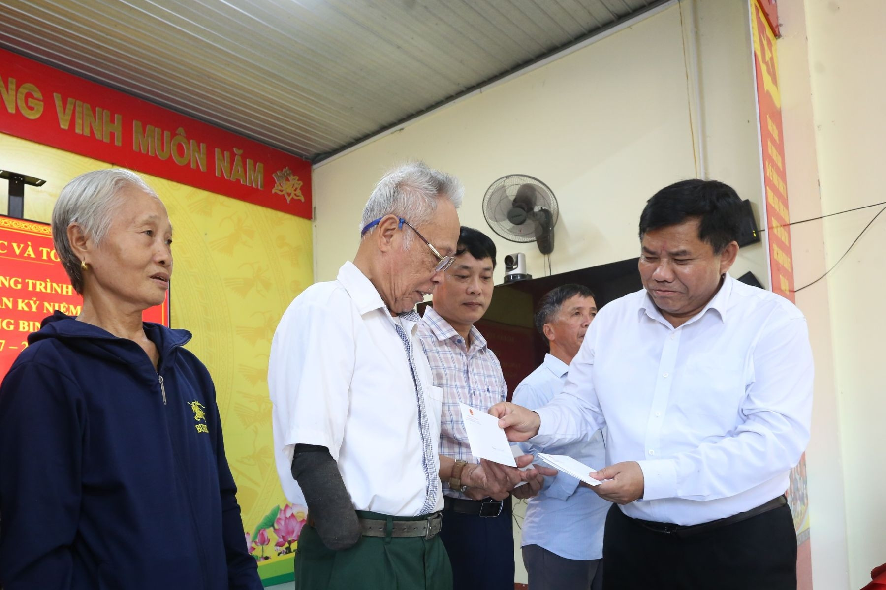 Bộ Dân tộc và Tôn giáo trao hơn 300 triệu đồng tri ân người có công ở Quảng Trị