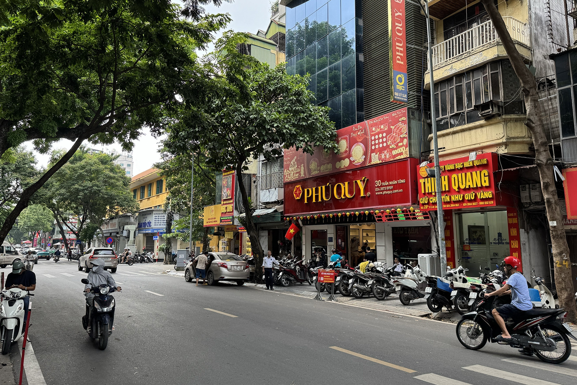 Cảnh tượng phố vàng Hà Nội khi giá vàng lao dốc, tìm đâu người bắt đáy?