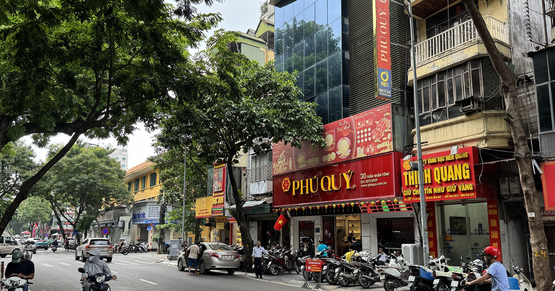 Cảnh tượng phố vàng Hà Nội khi giá vàng lao dốc, tìm đâu người bắt đáy?
