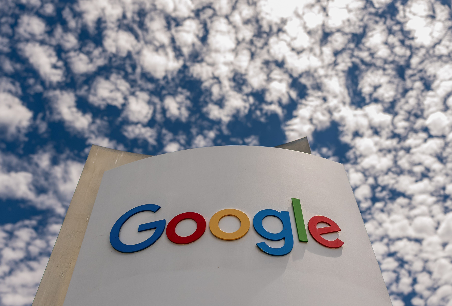 Công ty mẹ Google đạt doanh thu kỷ lục 119,8 tỷ USD, Gemini áp sát ChatGPT