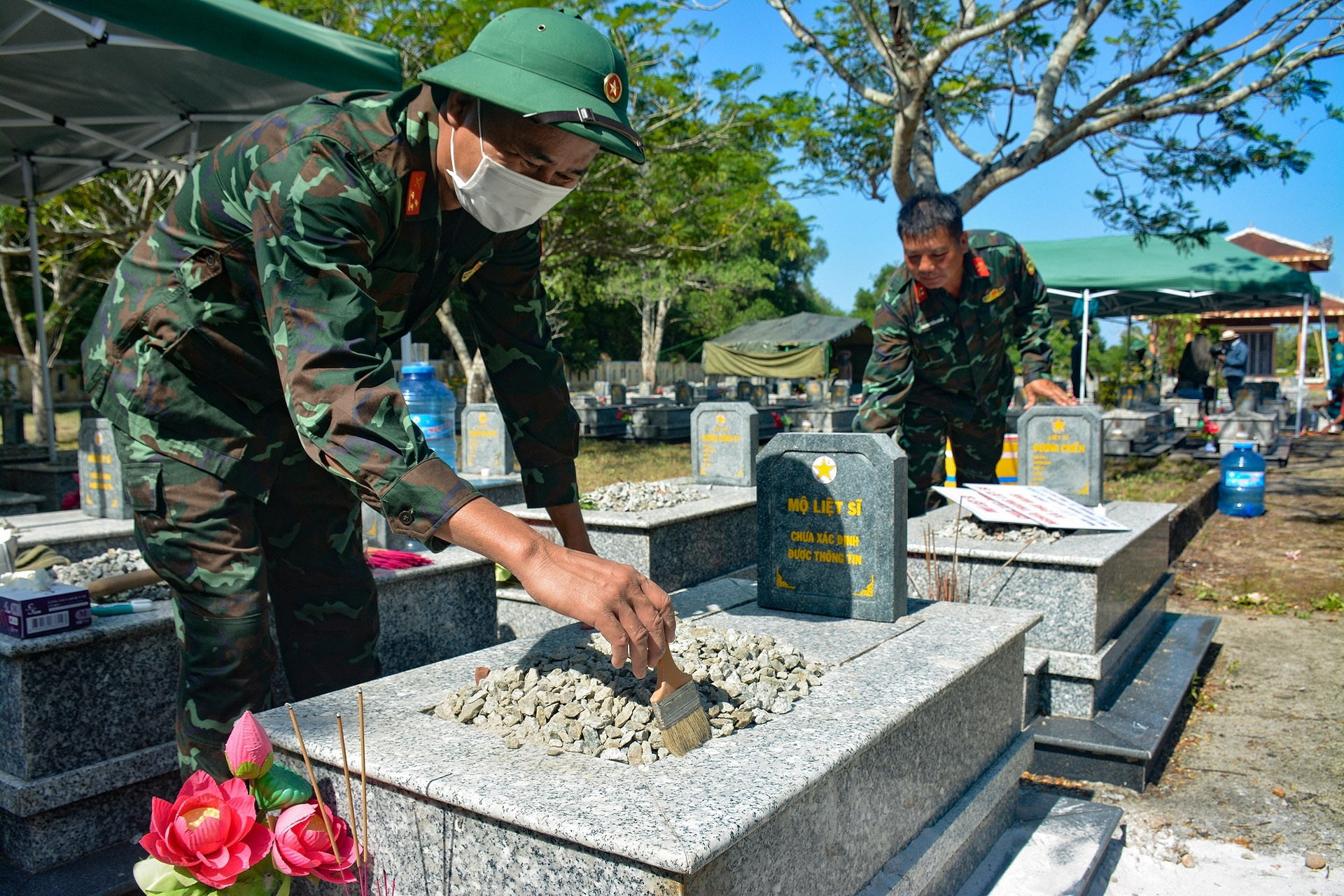 Đội nắng như đổ lửa, bộ đội miệt mài lấy mẫu ADN tìm danh tính liệt sĩ