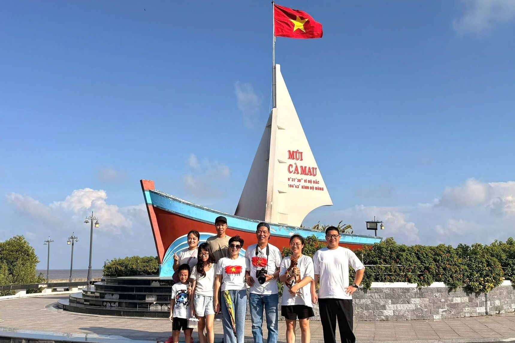 Đóng cửa hàng, gia đình 3 thế hệ ở Hà Nội lái xe xuyên Việt gần 2 tháng