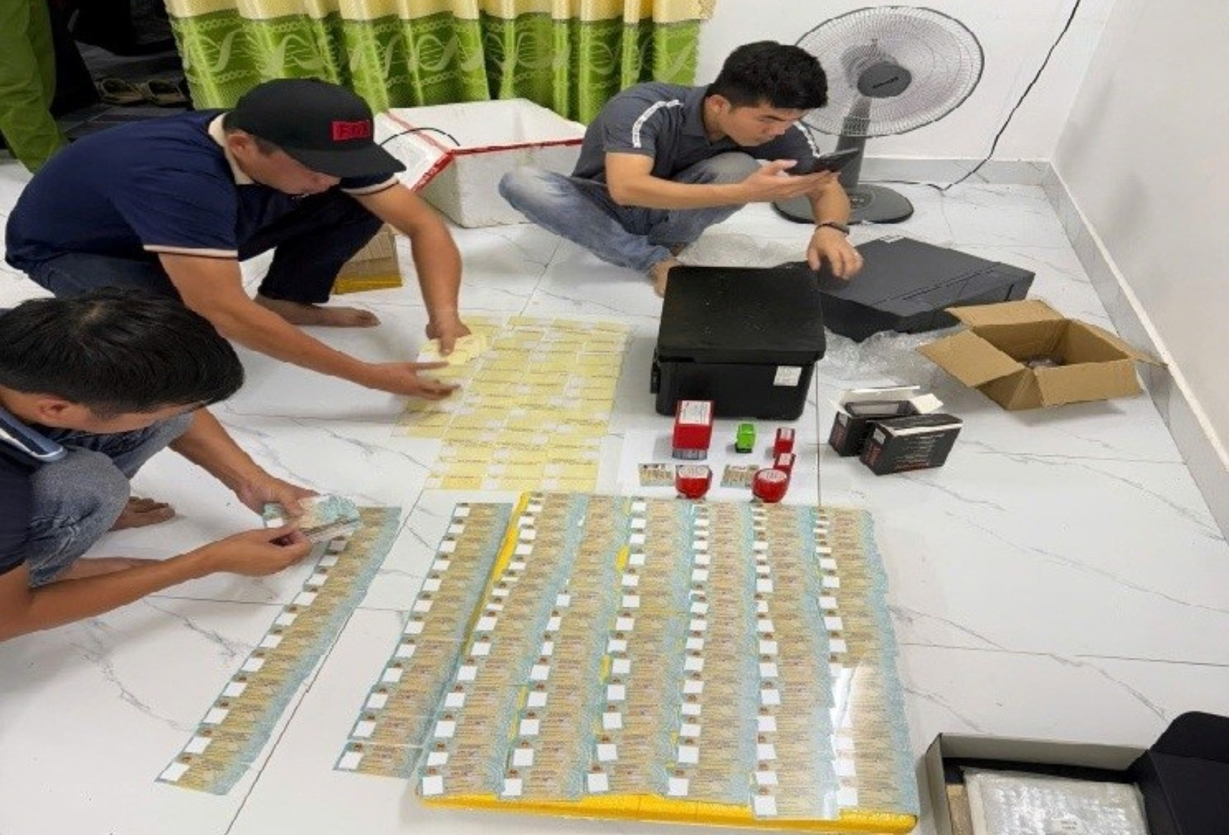 Đột kích 'xưởng' làm giả hàng trăm phôi căn cước công dân, giấy phép lái xe
