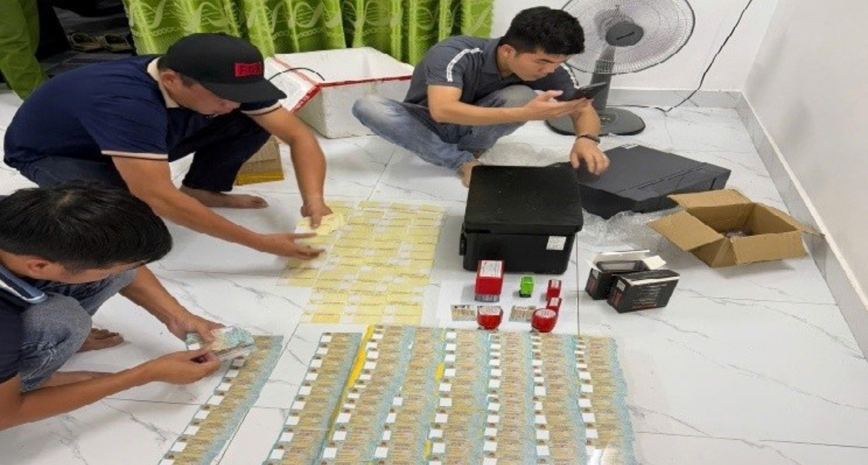 Đột kích &amp;apos;xưởng&amp;apos; làm giả hàng trăm phôi căn cước công dân, giấy phép lái xe