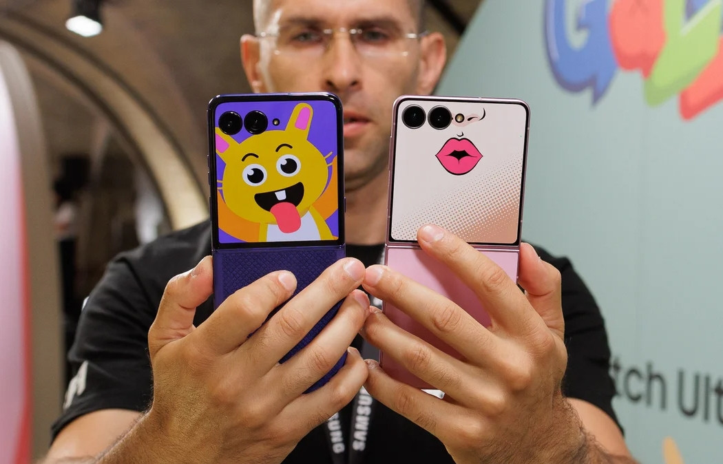 Galaxy Z Flip 8 vs Razr Ultra: Đối đầu nảy lửa giữa hai smartphone gập vỏ sò