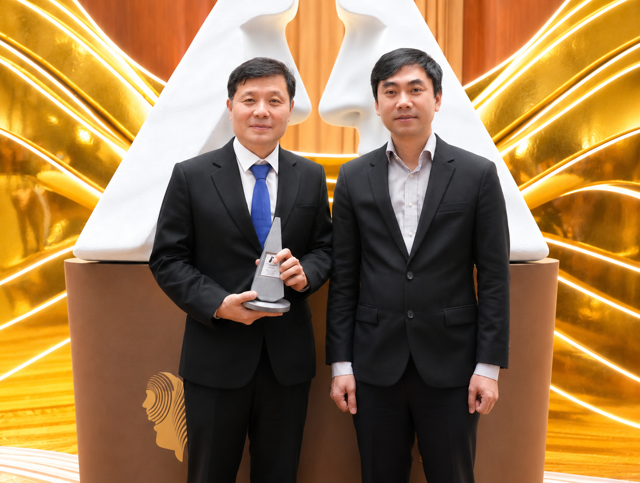 GS. Vũ Hà Văn (bên trái) và TS. Võ Sỹ Nam (bên phải) là hai tác giả chính của bài báo.png